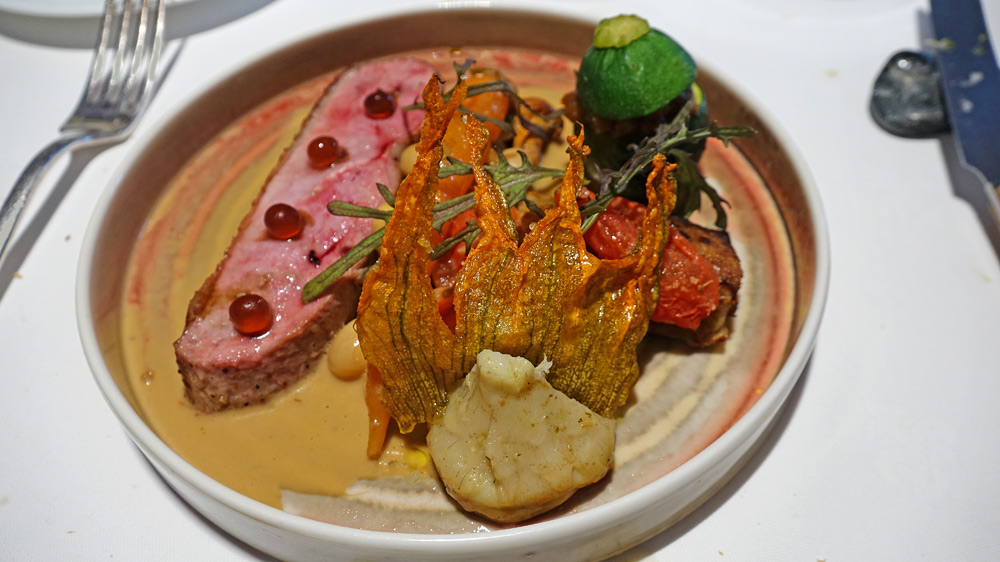 Canard de M. Taupin, cocos de Paimpol, artichaut poivrade, petit farci de ratatouille et safran du Perche