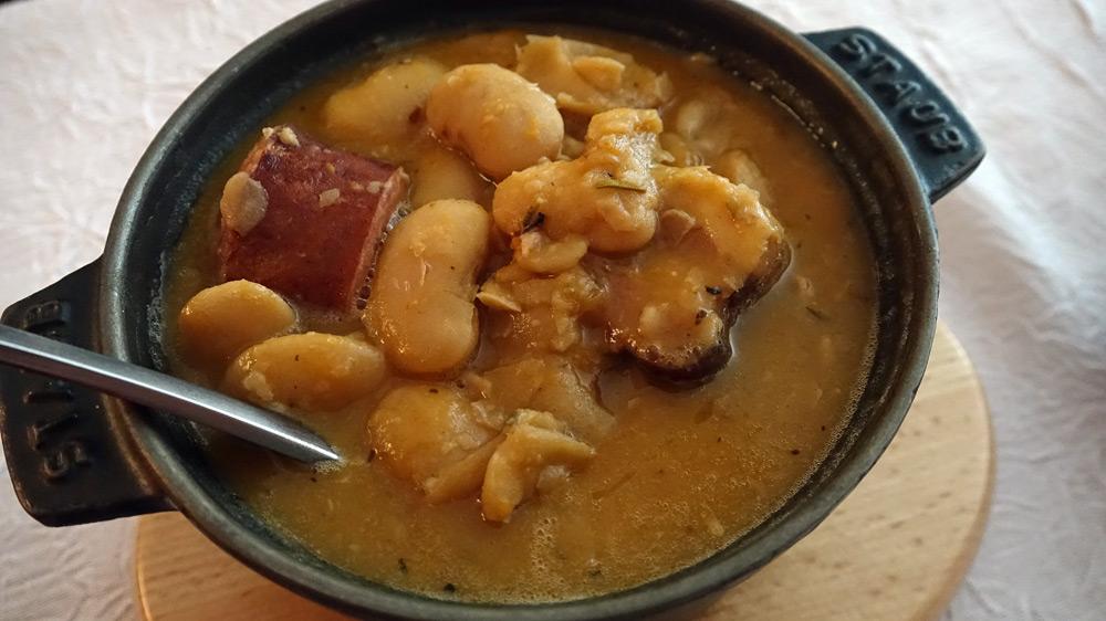 Cassoulet aux haricots géants encore dans sa cocotte Staub