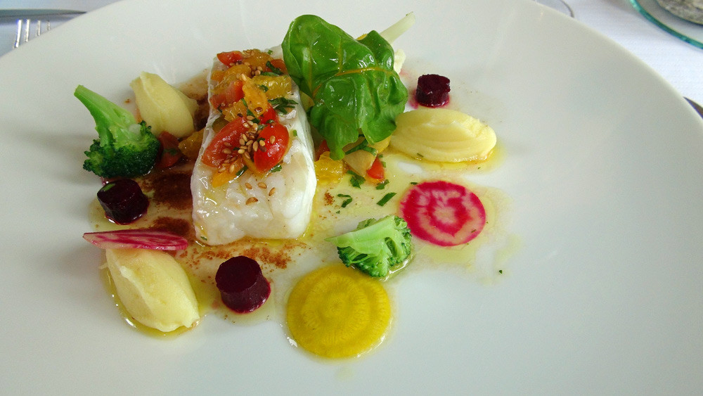Cabillaud étuvé au four, sauce vierge aux physalis et main de boudha, pomme de terre à l'huile d'olive et pommes darphin
