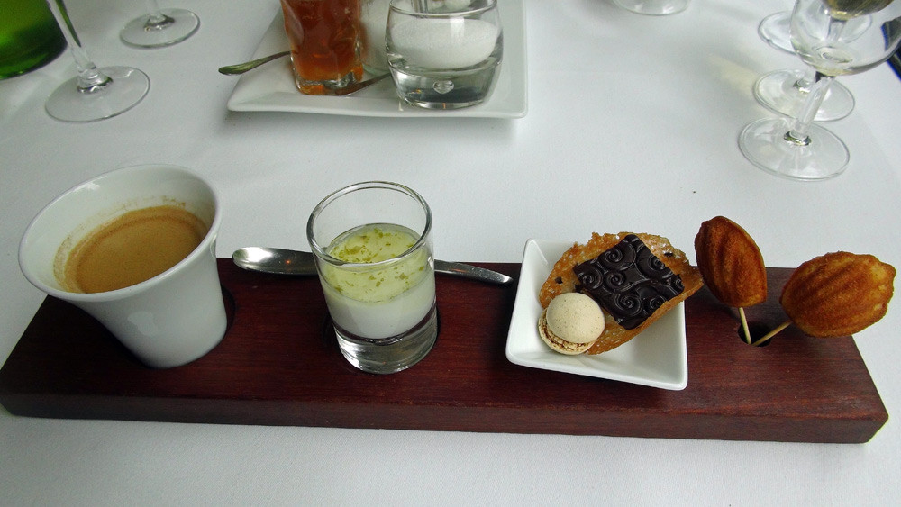 Cafés Folliet & Macaron asperge/yuzu - Pannacotta coco, sirop de citron - Tuile au café, pépite de chocolat, orange amère