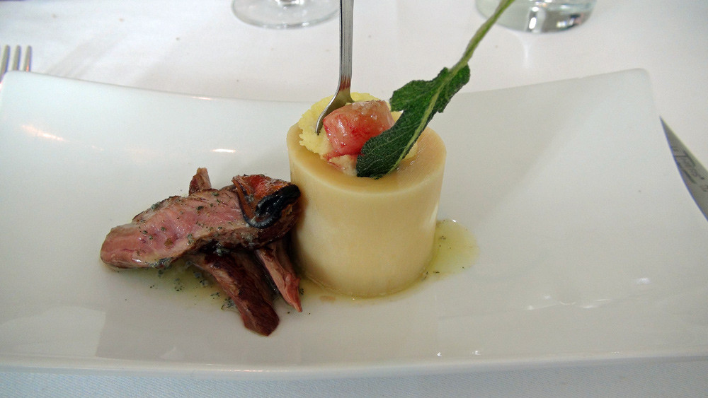Onglet de veau, beurre de sauge, moule, os à moelle, purée de pomme de terre et feuilles de sauge frites