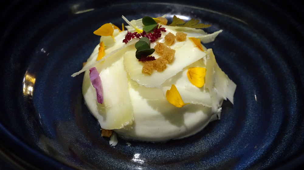 Chèvre frais de Dominique Fabre, mousse légère, herbes et fleurs sauvages, miel de sapin