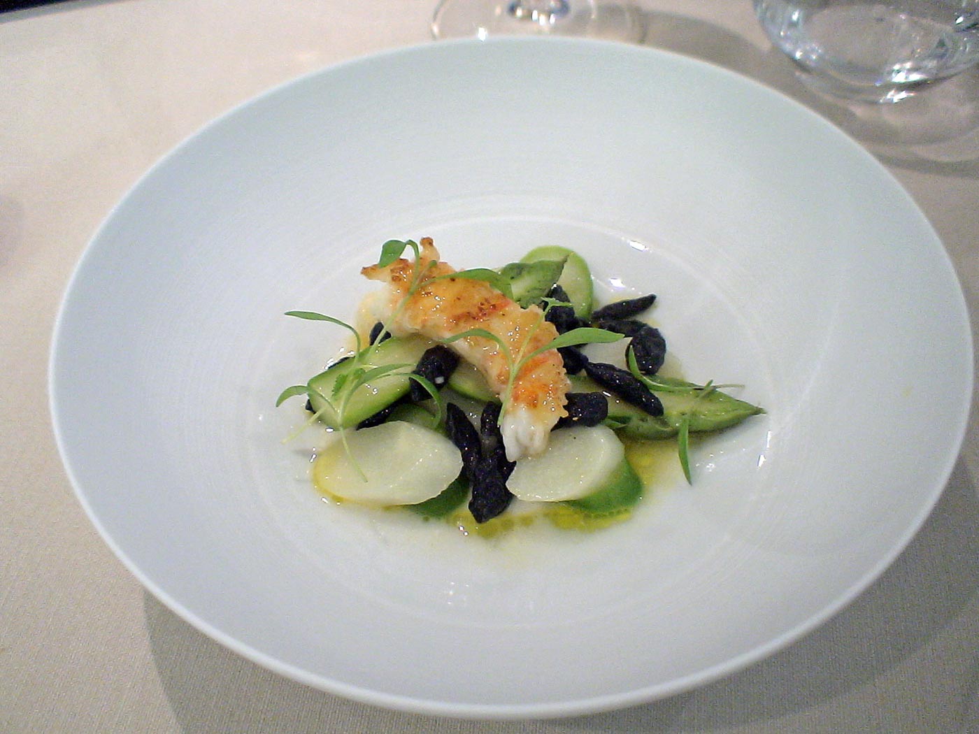 Daurade tout juste étuvée, ragout de quinoa, pain, poireaux, œufs & truffes - jus blanc de poulet 