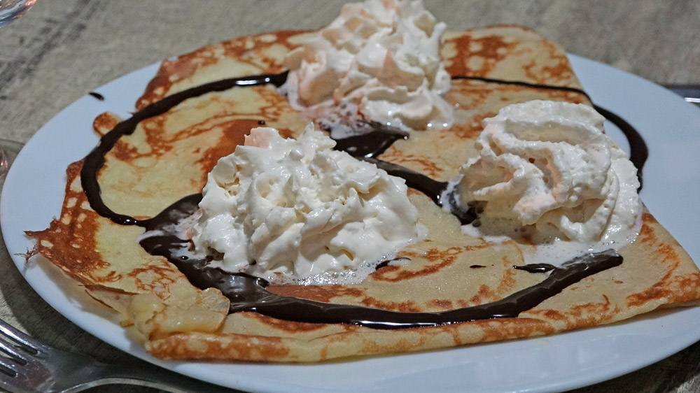 Merveille (banane en lamelles, chocolat fondu et chantilly)