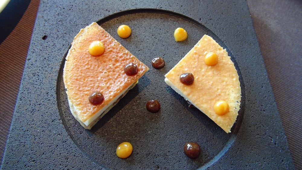 Coupétade revisitée, crème glacée à la vanille et velouté d'orange et de fruits noirs