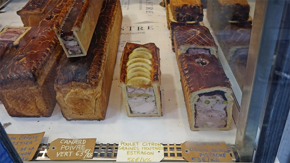 En vitrine (vue de l'extérieur)