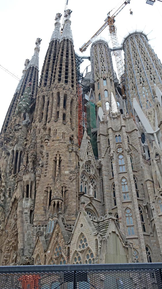 Sagrada Familia vue de derrière (vers l'entrée)