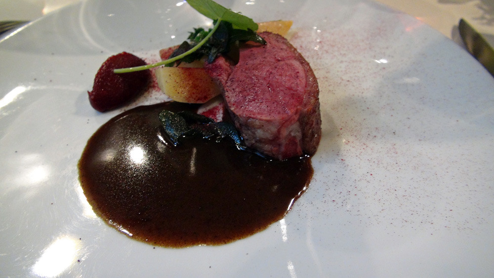 Filet de canard de Challans, navet boule d'or, feuille de choux de Bruxelles rouge et feuille de caripoulé, condiment cerise griotte et amande