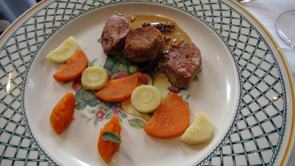 Filet mignon de porc et croustillant de pieds et jarret, jus de morilles 