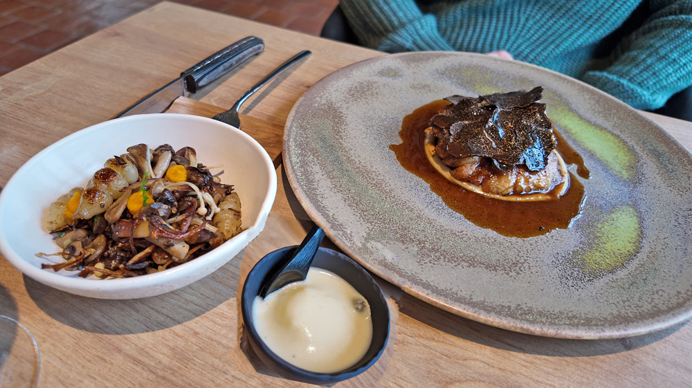 Ris de veau doré au sautoir/mélange champignons, lames de truffe & jus de braisage