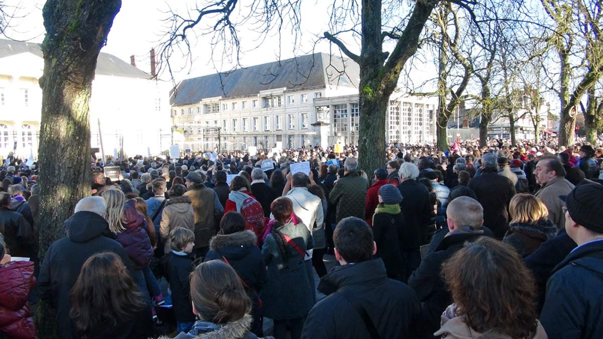 Place de la République (Devant la Préfecture)