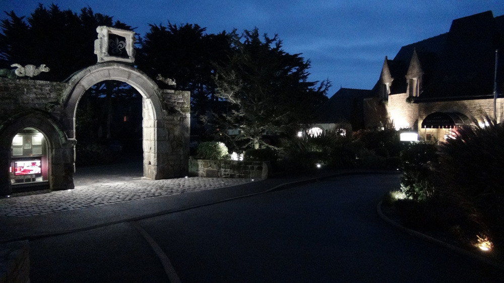 L'entrée du "Domaine" vue de nuit