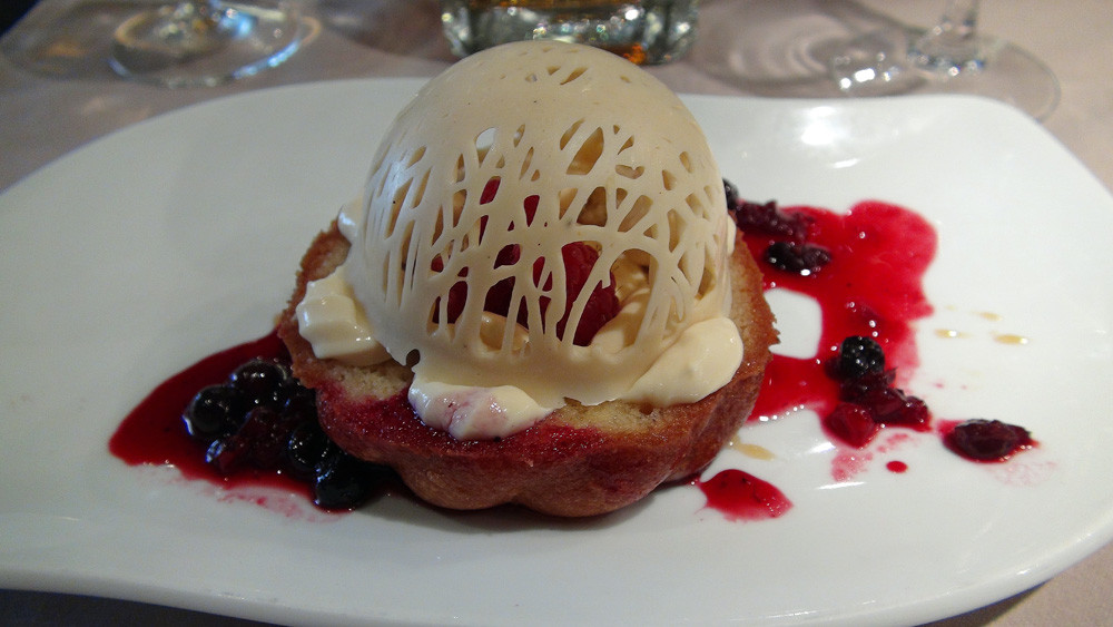 Savarin, crème légère, méli-mélo de fruits rouges et son vere de rhum Angostura
