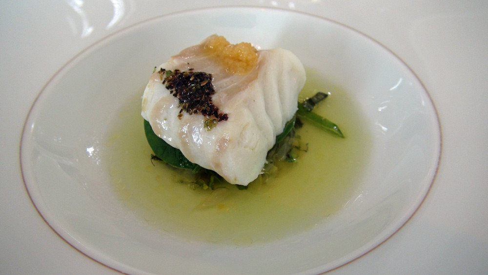 Cabillaud, bouillon de galanga, pamplemousse chinois, Ngo gai, pousse d'épinard et mange-tout en chiffonnade