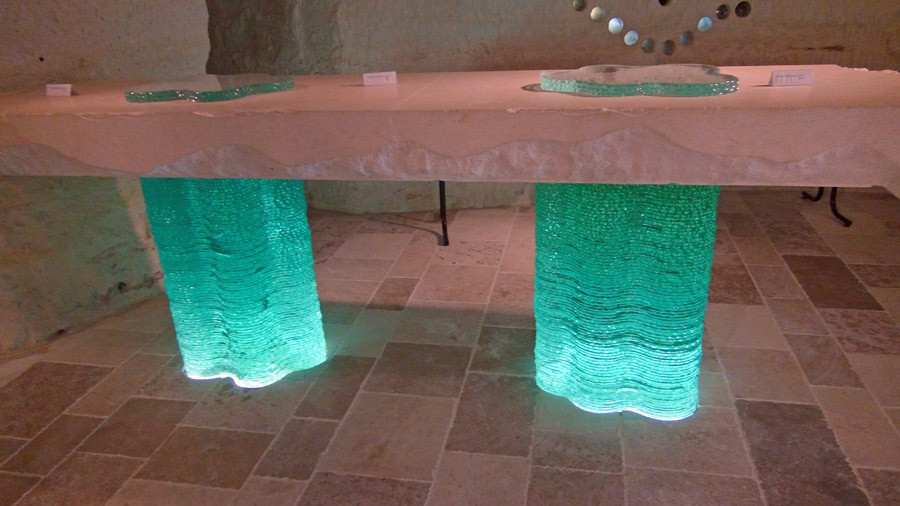 L'imposante table et son plateau de 4 tonnes !