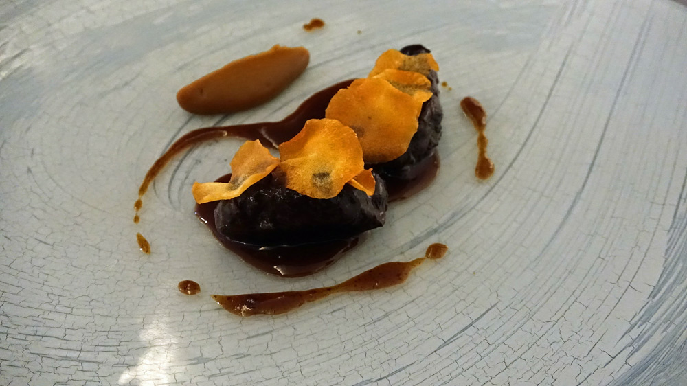 Joue de cochon confite, topinambour, pâte de lentilles vertes du Puy, jus de cuisson