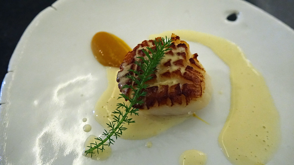 Saint-Jacques caramélisée, kumquat, achillée millefeuille