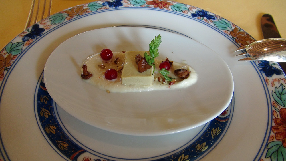 Fondant de foie gras, mousseline de navet et petites girolles à l'huile de noix