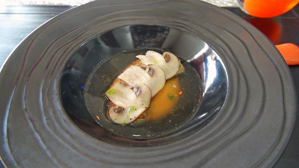 Foie gras poêlé et patate douce, bouillon de champignons