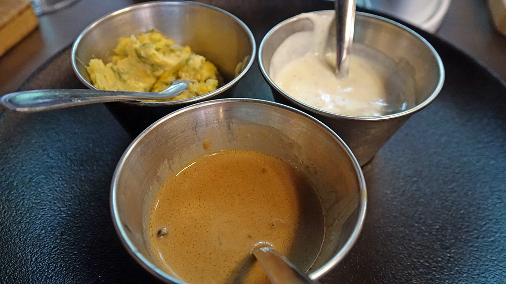 Les 3 sauces possibles : Béarnaise, Bleu et Poivre