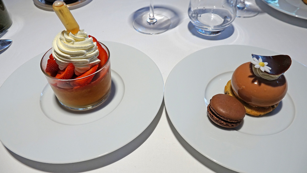 Baba au rhum, fraises et rhubarbe - Crème pralinée, crémeux chocolat et cookie macaron chocolat