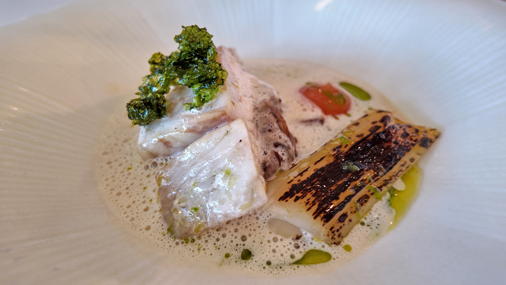 A partager, Maigre, poireau grillée, beurre blanc échalote, laitue de mer, pomelos, champignon