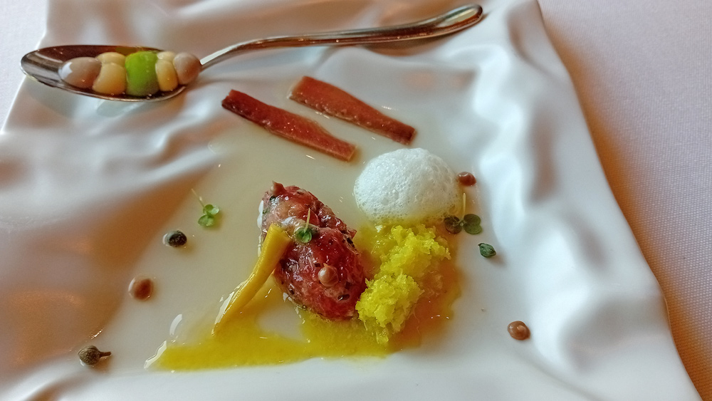 Gilda avec tartare de thon Balfegó, crème aux anchois, chili basque glacé et bouillon de câpres Agrucapers 2023