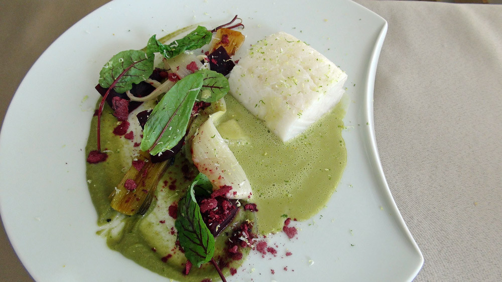 Cabillaud, mousseline d'avocat, betterave, petites blettes, meringues de betterave