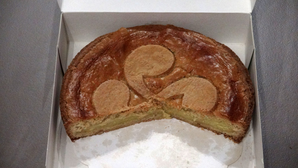 L'intérieur du gâteau basque à la crème JF Maïtia avec son emblématique "Lauburu"
