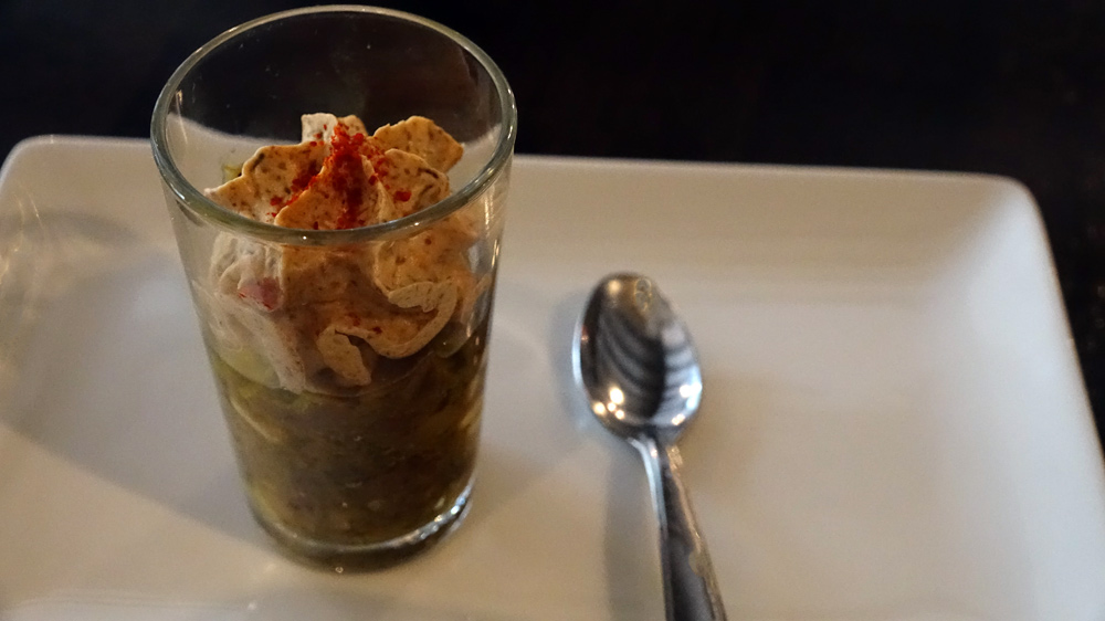 Amuse-bouche : Caviar d'aubergine, mousse mascarpone et olive