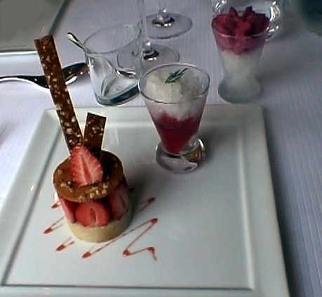 Mousse cassis (du jardin) sur un granité au Gaillac et un croustillant à la fraise, sa crème à l'eau de fleur d'oranger et son granité à l'aneth