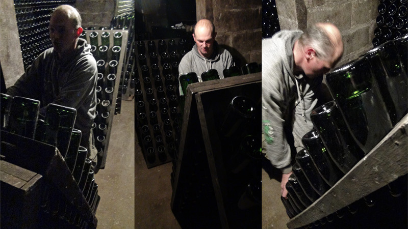 Remuage manuel des bouteilles sur pupitre
