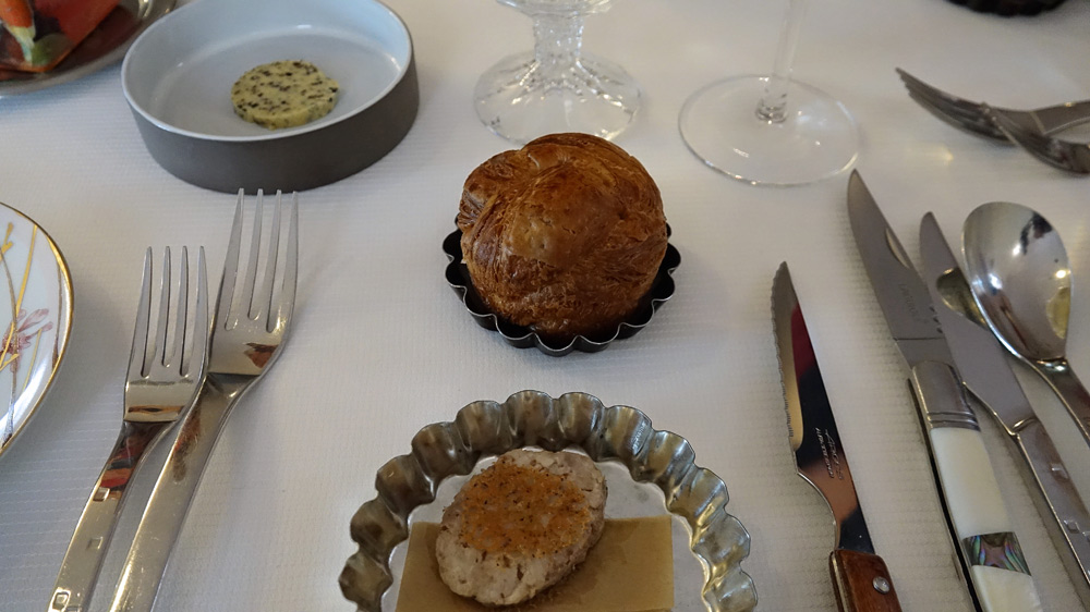 Grignotages :  Galette saucisse aux cèpes, Brioche feuilletée (boulangerie Maison Louis à Guer) au blé noir et beurre truffé
