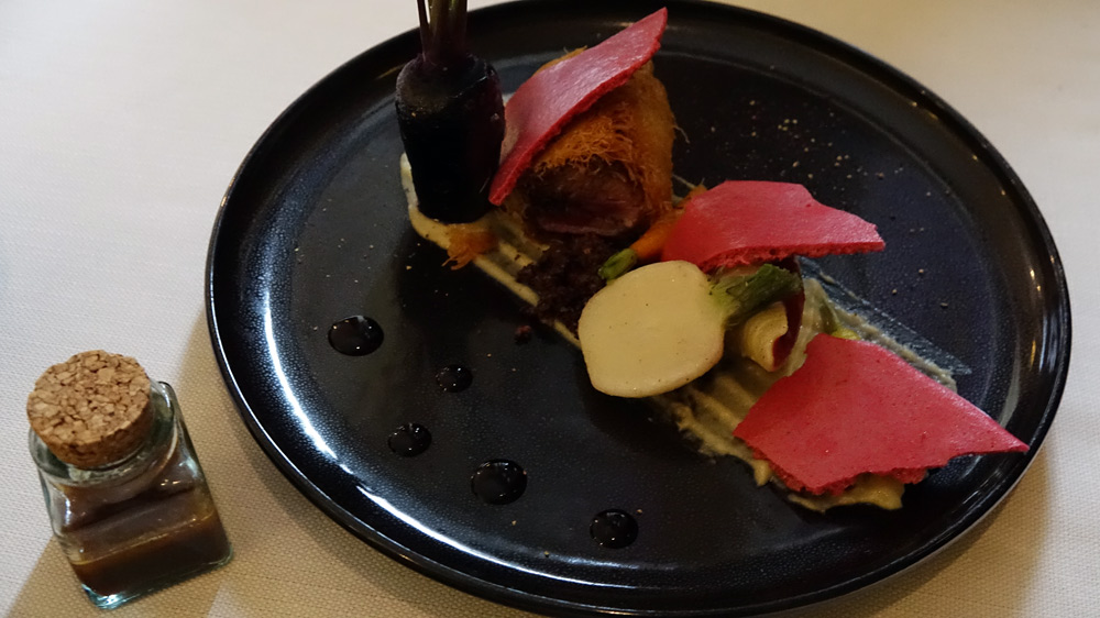 Magret de canard fumé au bois de cerisier, fruits rouges - cacao, un conchiglioni, jus au Porto