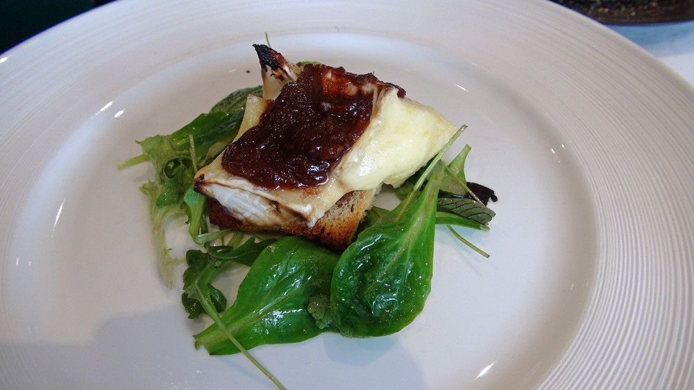 Le Brie rôti à la rhubarbe