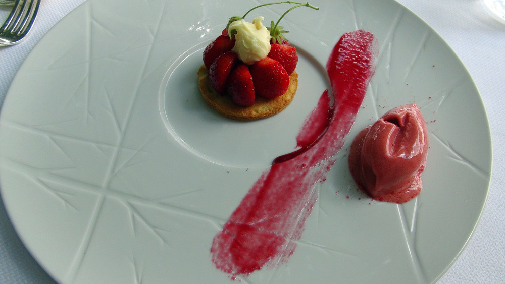 Sablé breton, fraises mara des bois, ganache chocolat blanc et sorbet fraise