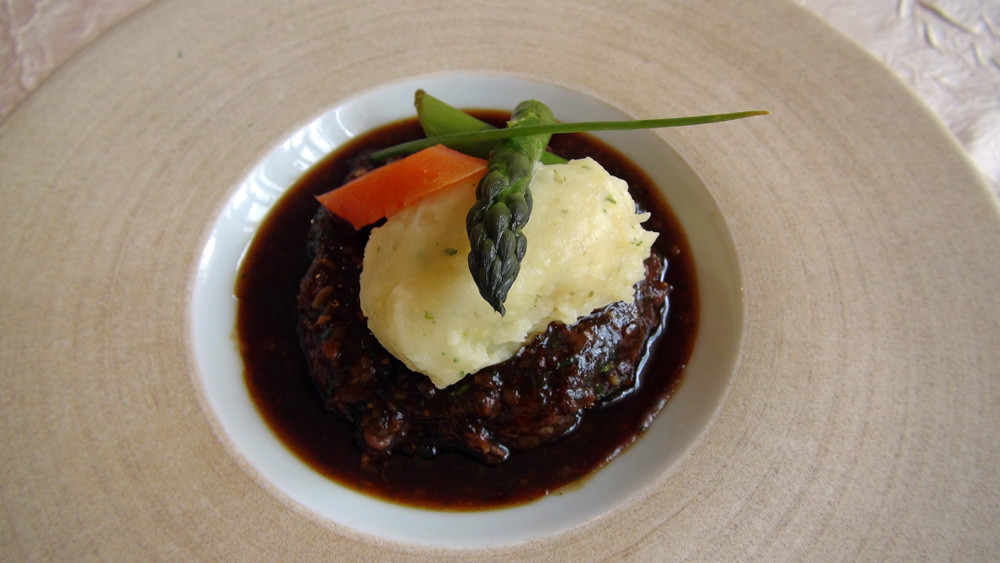 Agneau à la cuillère confit aux herbes potagères, jus aux aromates
