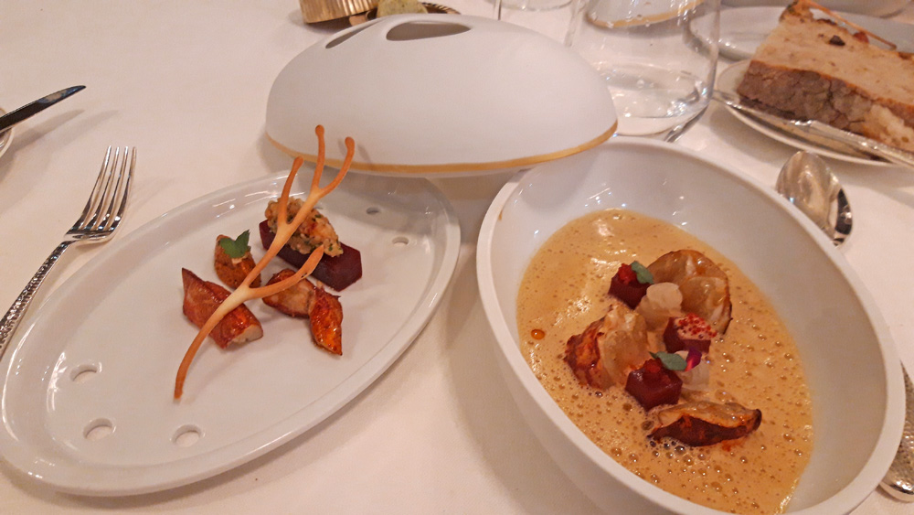 Homard de casier grillé aux aiguilles de pin, betteraves, sauce corail