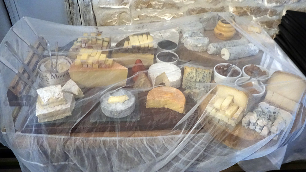 Le chariot de fromages en attente, est bien protégé !