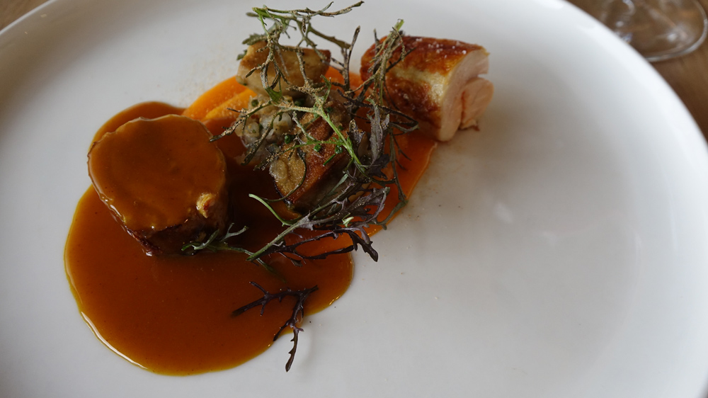 Pintade, cuisse confite et suprême, cèpes, tartare de crevettes et sauce au curcuma et miel.