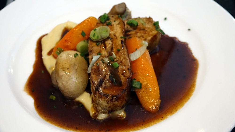 Suprême de pintade au foie gras, mousseline de panais  et champignons