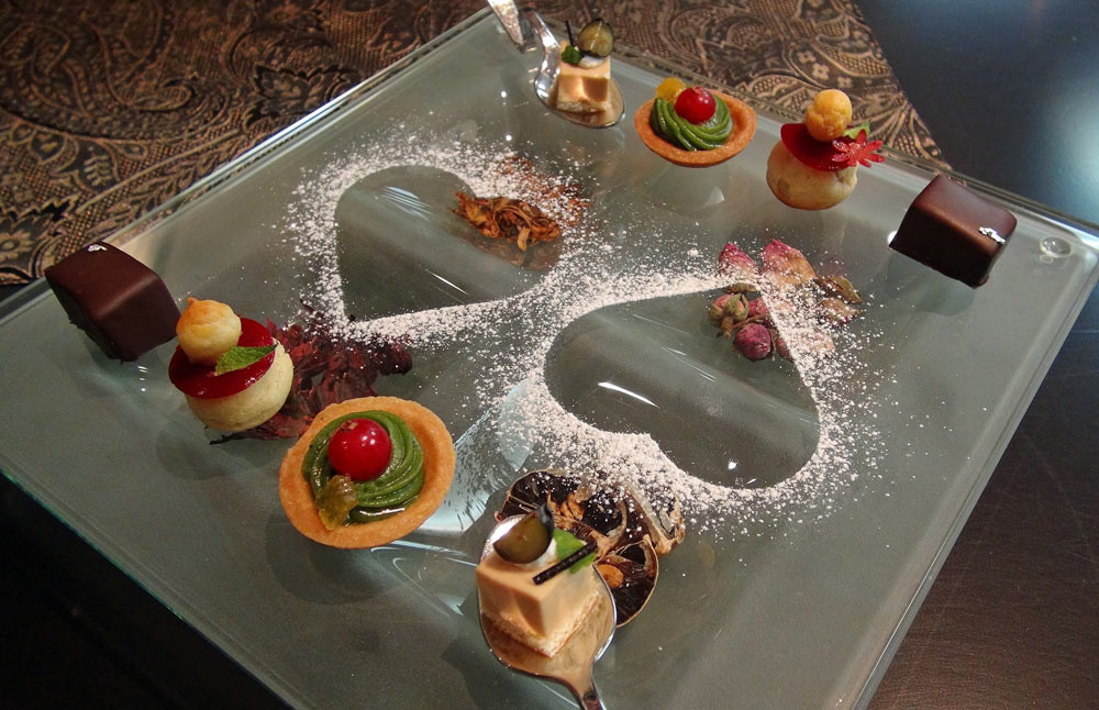 Mignardises : Mousse de thé - Tartelette de thé vert - Chou à la crème/framboise - Chocolat