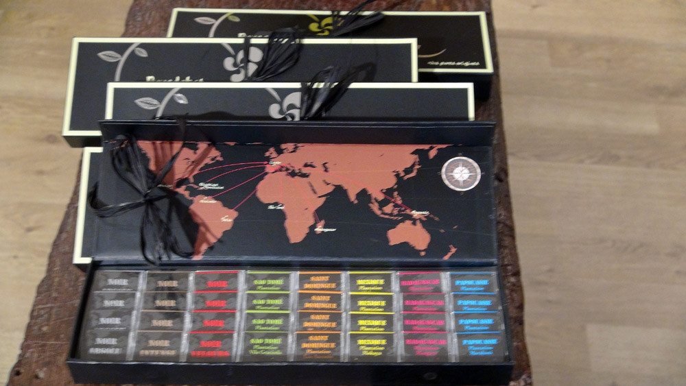 Echantillonnage de petites tablettes de chocolat (dommage que la photo soit floue !)