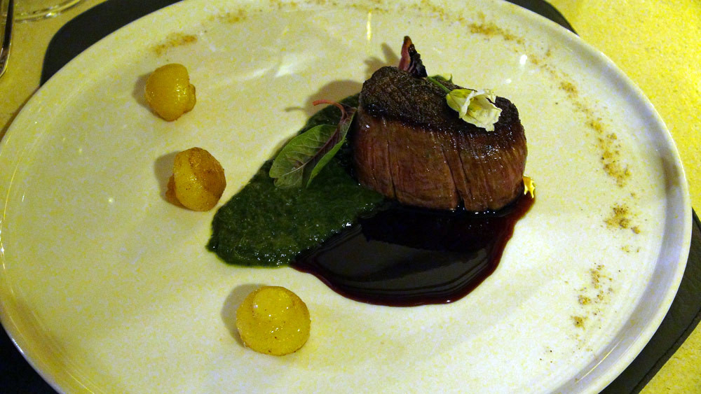 Filet de bœuf de Touraine, fumé au foin, condiment épinards Vadouvan, oignon rouge, poivre de java (Christophe Hay)