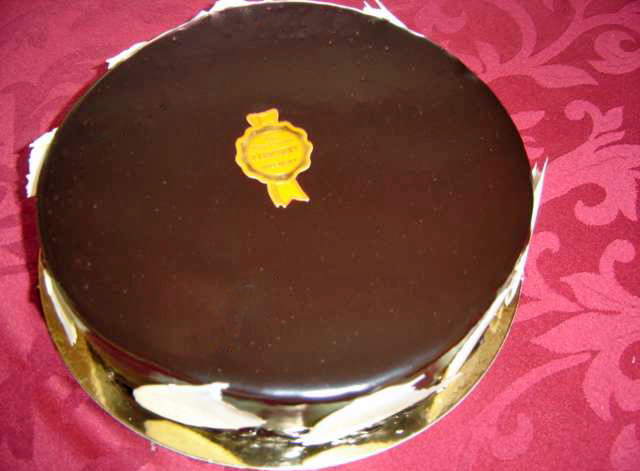 Manjari (Fond de succès, mousse chocolat noir et crème légère vanille) - Crédit photo site web Chichery