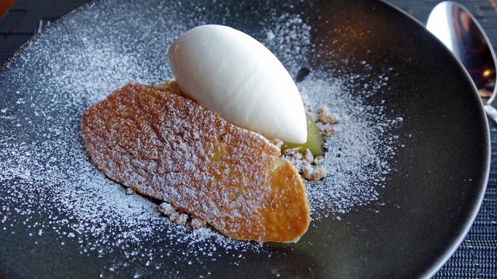Les pommes pochées au sirop de caramel, glace à l'avoine et laurier, mousse au praliné