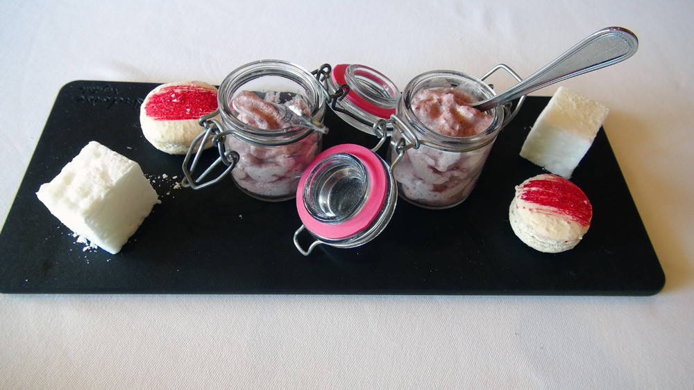 Mignardises : Macarons noix de coco & chocolat blanc - Guimauves à la verveine - Emulsion griotte