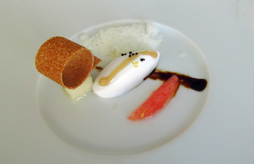 Mousse et granité de bergamote, poire pochée & pamplemousse