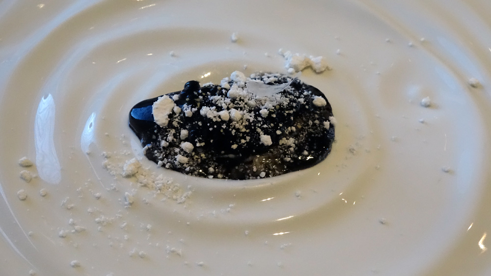  Huître noire (de Raymond Kadem), inspirée de la marée noire "Erika", marinée dans un bouillon d'encornet et encre d'encornet, pastille de sucre et poudre de lard blanc italien