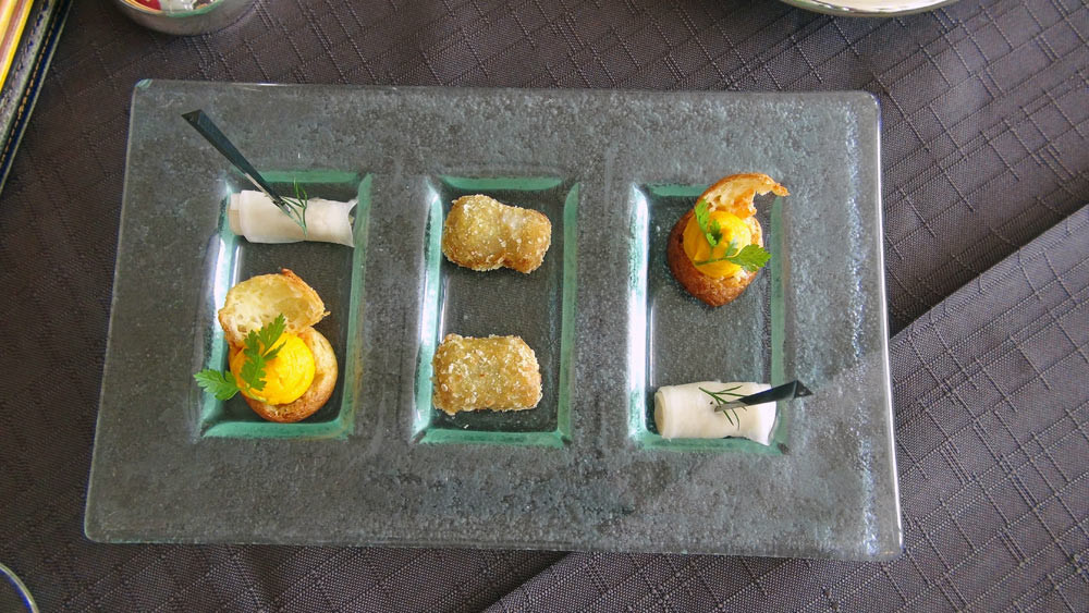 Amuse-bouche : Chou garni à la carotte, Roulé de radis noir et rillettes de maquereau fumé et Cromesquis à la sardine